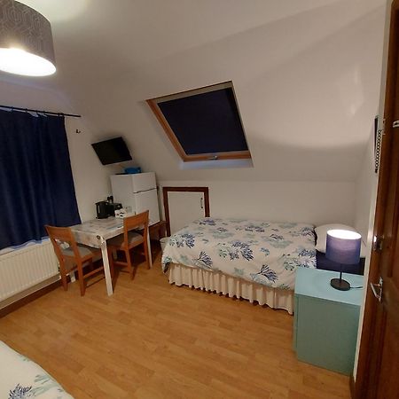Chezzas Homestay Poole Exterior photo