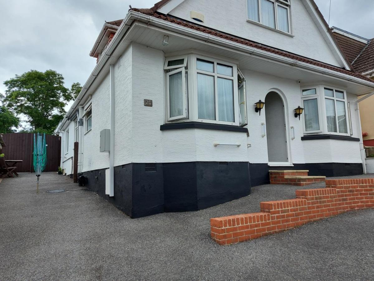 Chezzas Homestay Poole Exterior photo