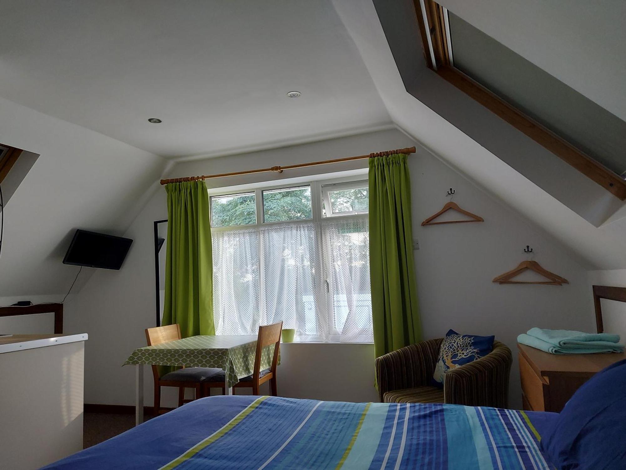 Chezzas Homestay Poole Exterior photo