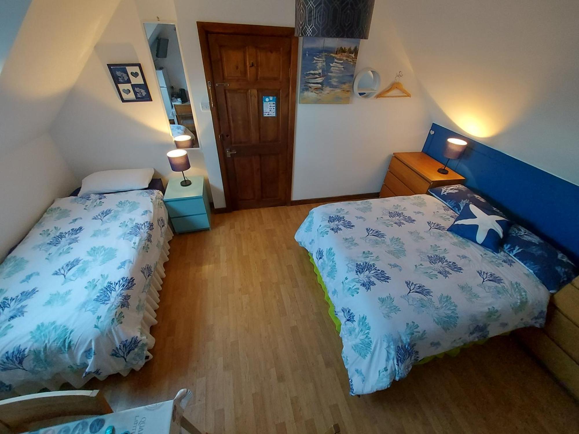 Chezzas Homestay Poole Exterior photo